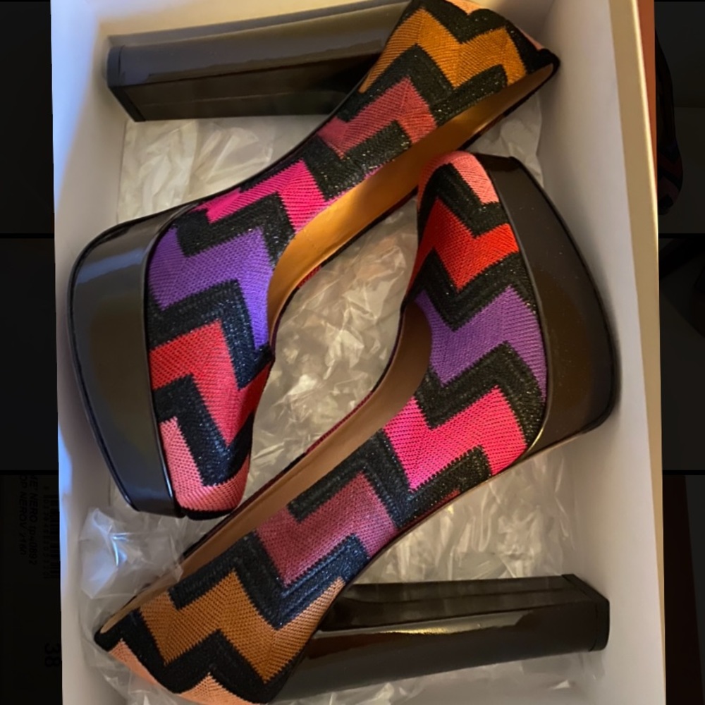 NWT Missoni classic zig zag patterned heels
